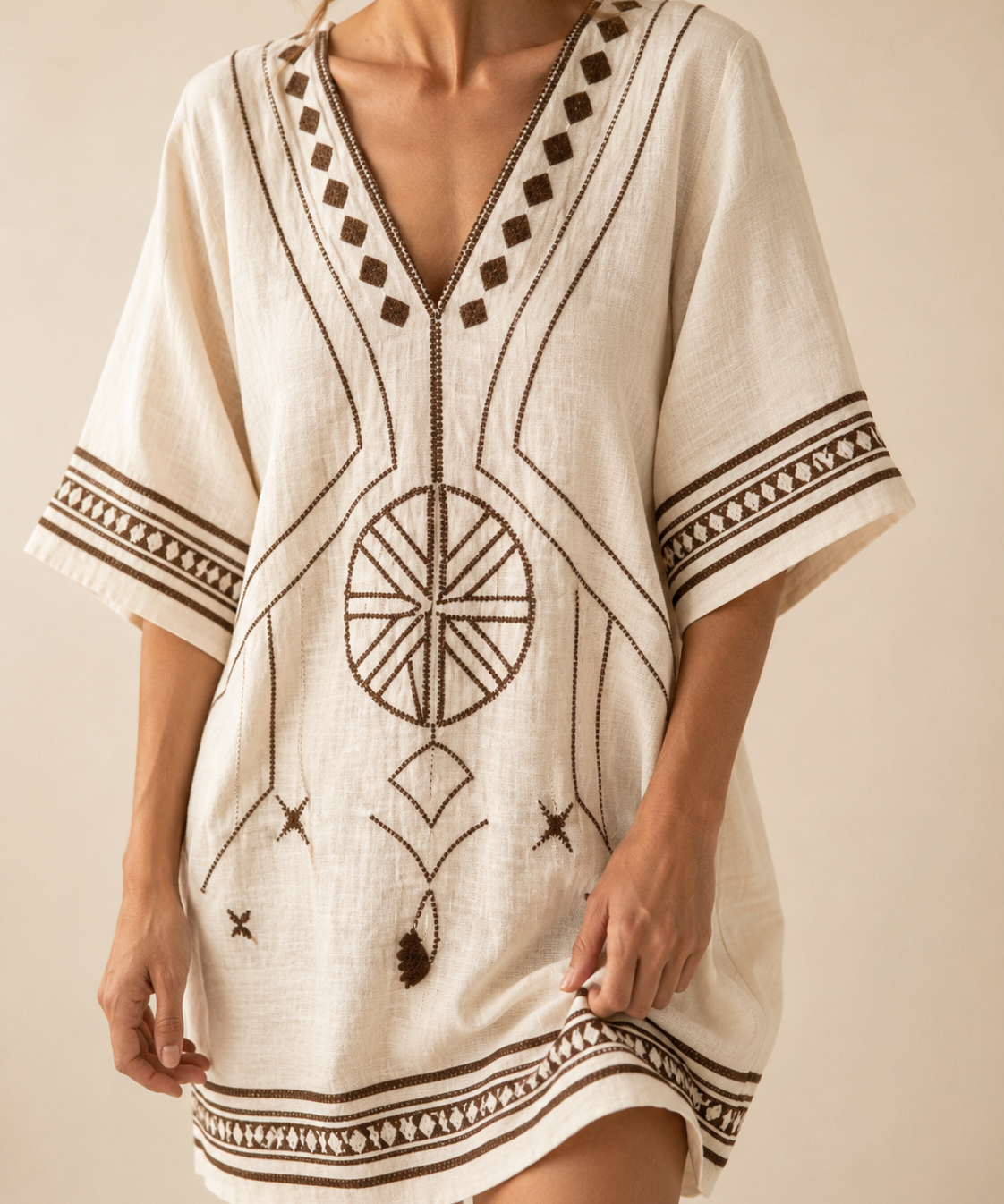 Vestido corto bordado blanco y negro