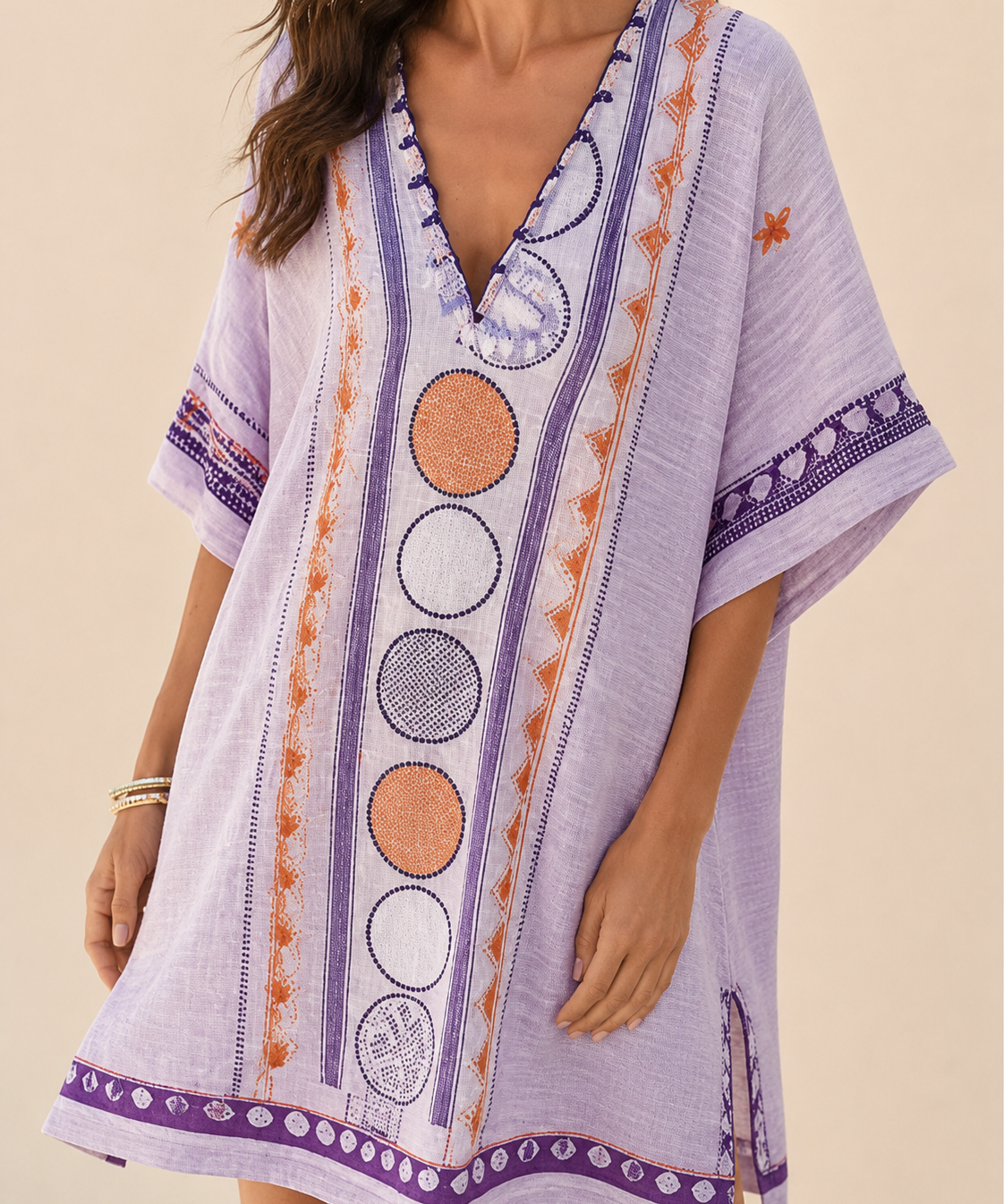 Vestido corto bordado violeta