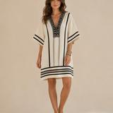 Vestido corto bordado blanco y negro a rayas