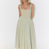 Grace | Vestido midi fluido con cuello cuadrado