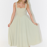 Grace | Vestido midi fluido con cuello cuadrado