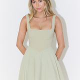 Grace | Vestido midi fluido con cuello cuadrado