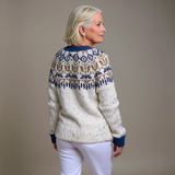 María | Cárdigan azul y blanco