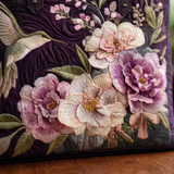Paola | Bolso trapuntado con colibrí y orquídeas
